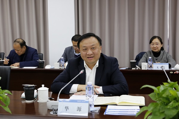 图为市商务委主任华源讲话 图为市商务委主任华源讲话