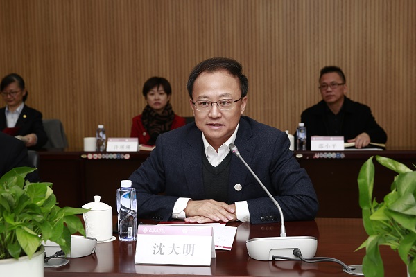 图为党委书记沈大明讲话 图为党委书记沈大明讲话