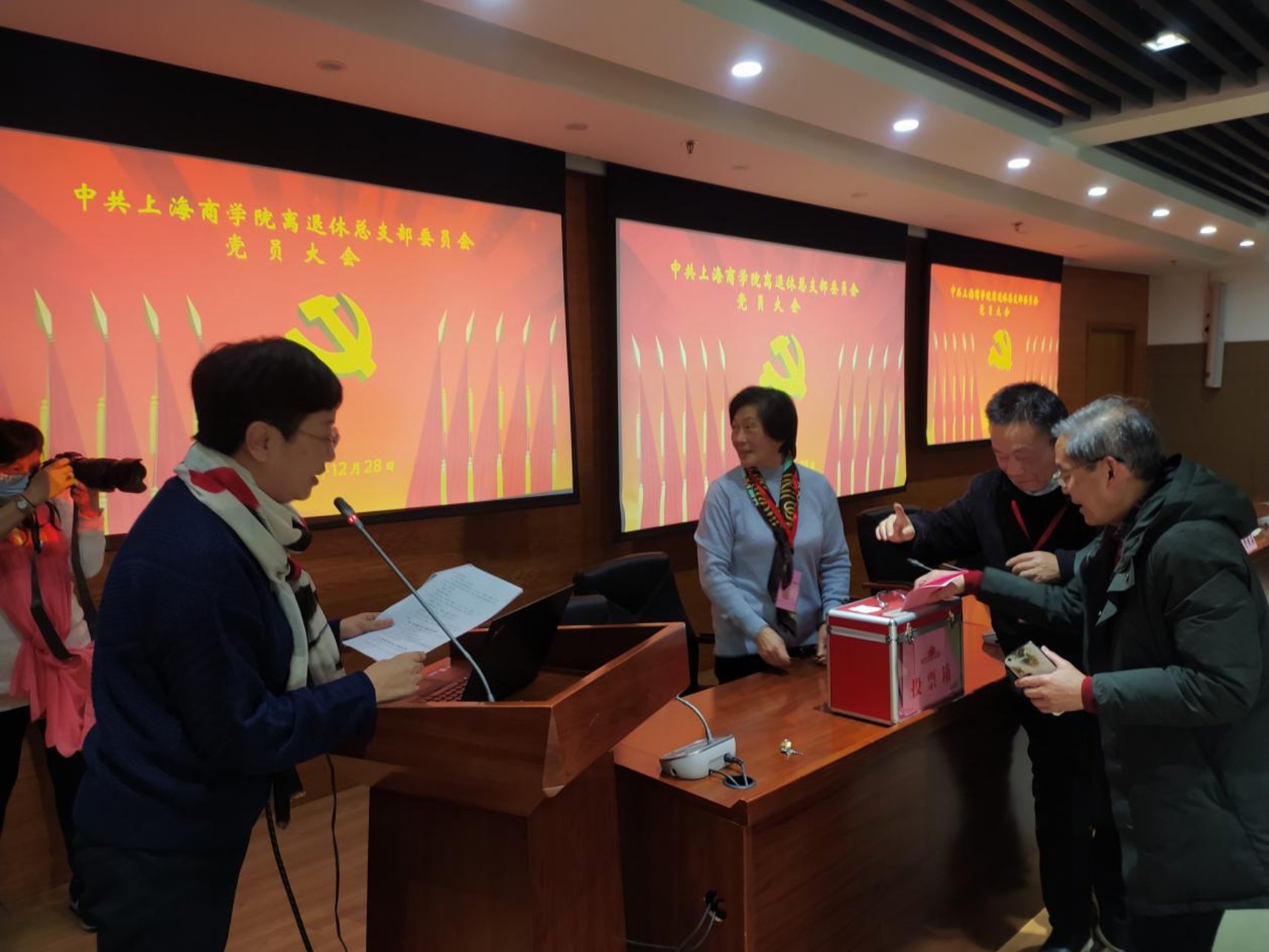 图为党总支委员候选人投票过程 图为党总支委员候选人投票过程