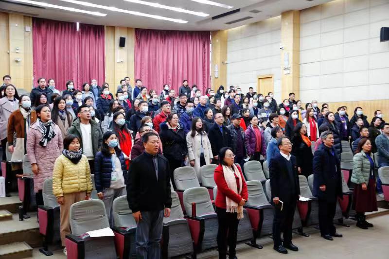 图为全体唱国歌 图为全体唱国歌