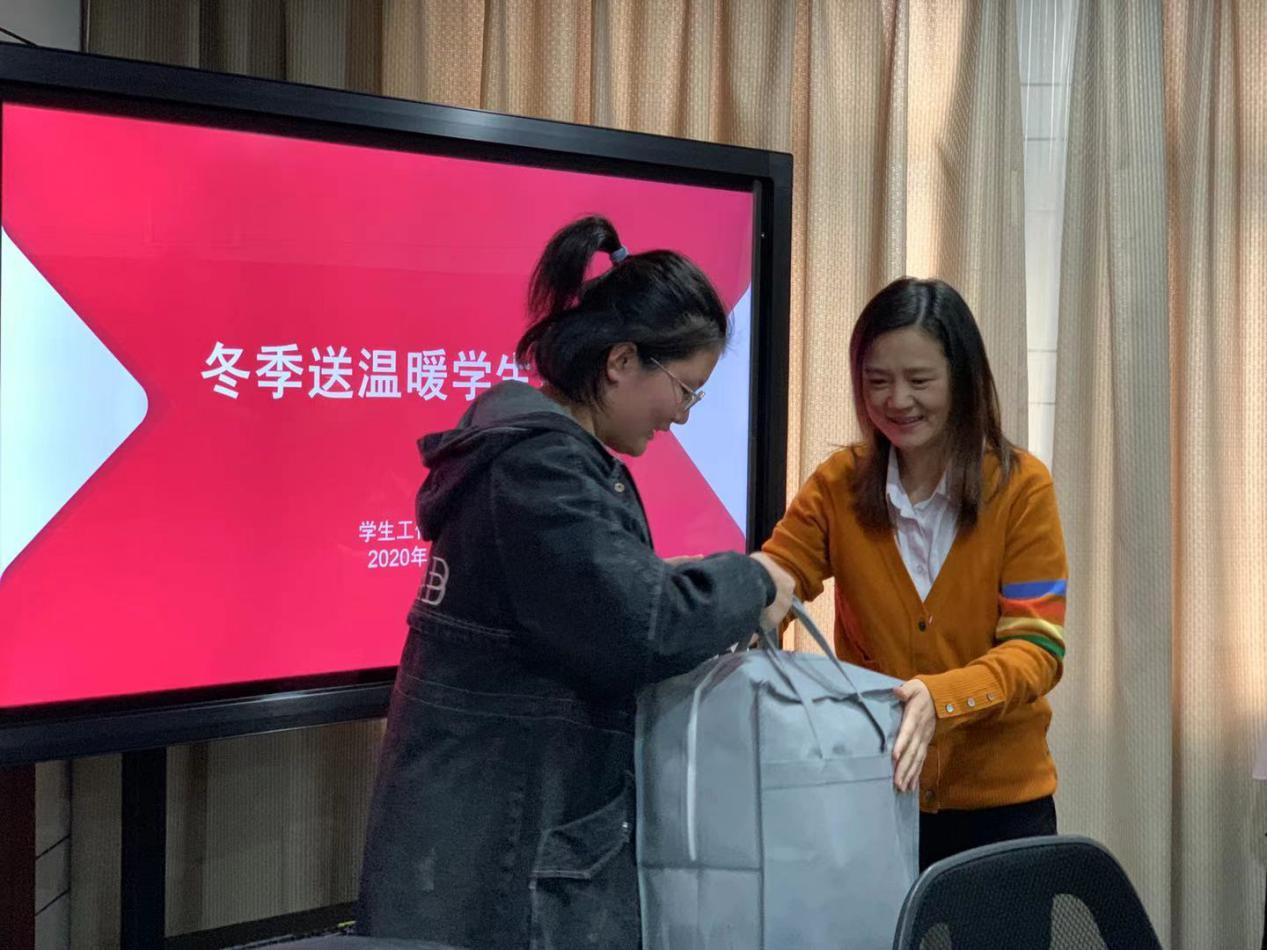 图为翁德玮为学生发放慰问物品 图为翁德玮为学生发放慰问物品