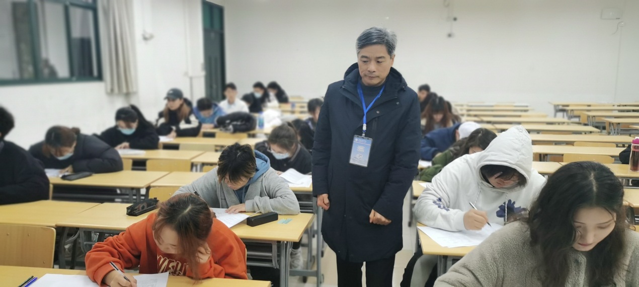 图为校长唐海燕巡查考场情况 图为校长唐海燕巡查考场情况