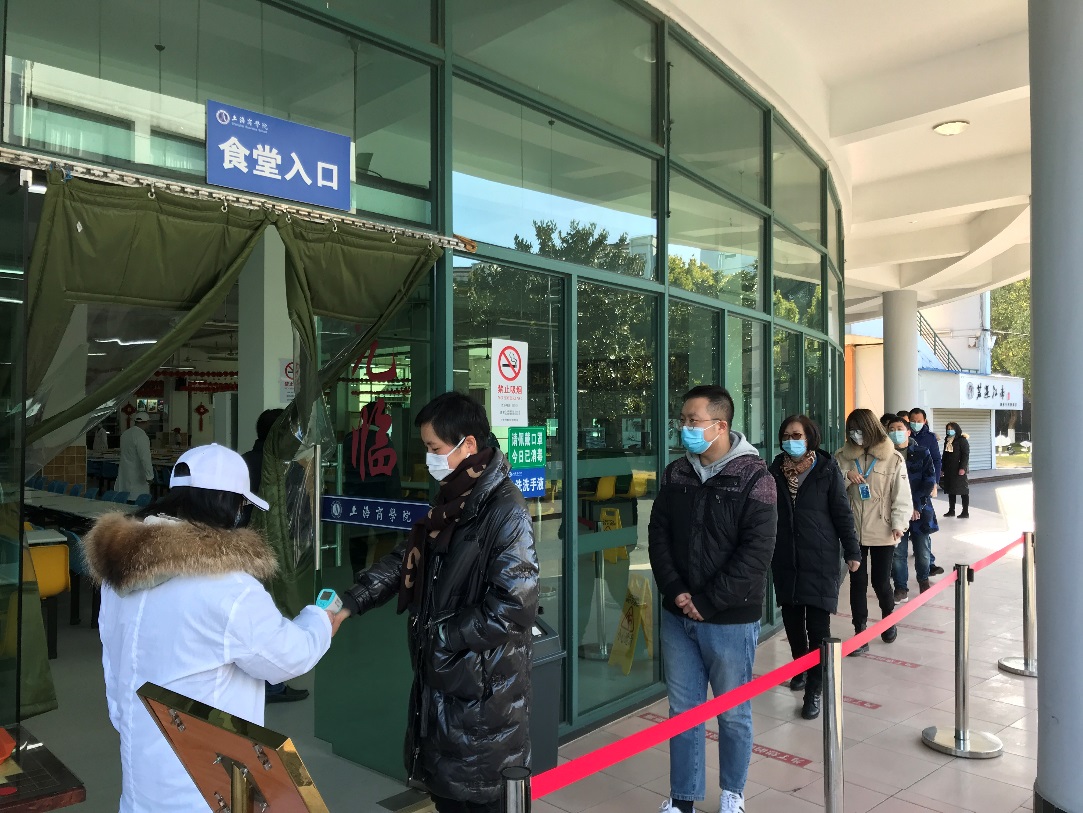 图为就餐演练 图为就餐演练