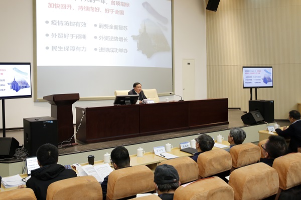 图为华源主任作专题辅导报告 图为华源主任作专题辅导报告