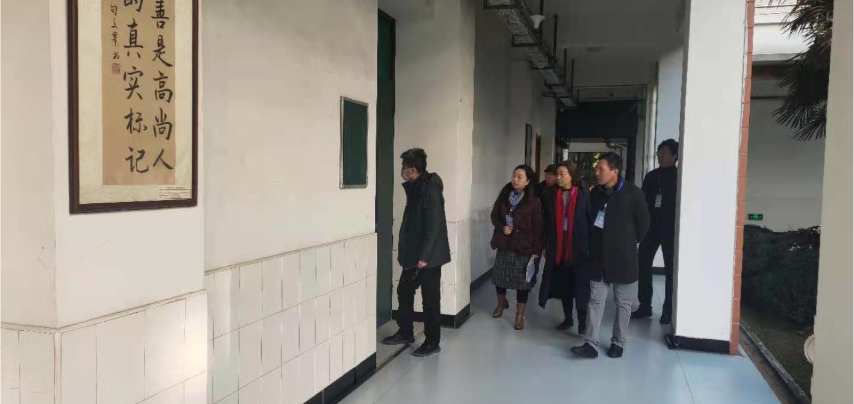 图为副校长陈剑峰巡查考场 图为副校长陈剑峰巡查考场