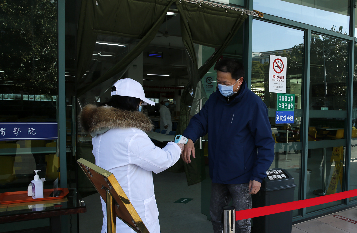 图为演练进入食堂前体温测量 图为演练进入食堂前体温测量