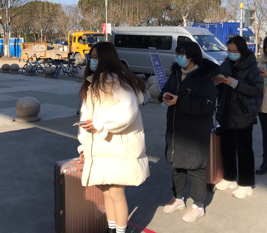 图为演练学生排队入校 图为演练学生排队入校