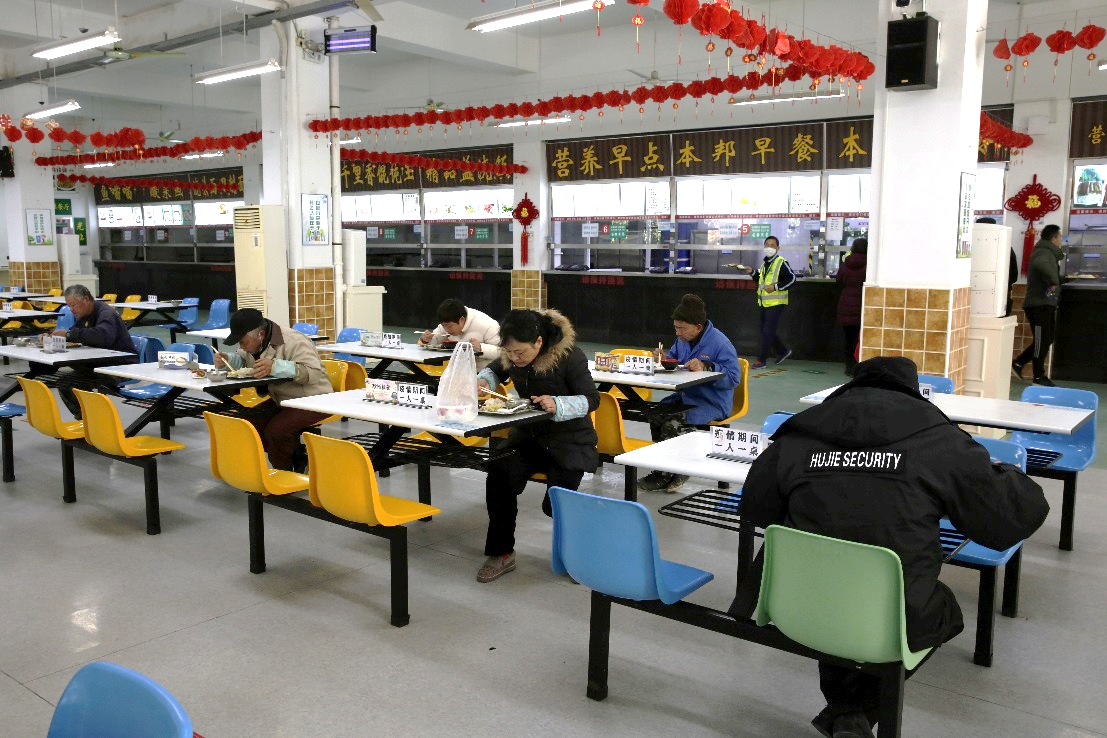 图为演练食堂内就餐 图为演练食堂内就餐
