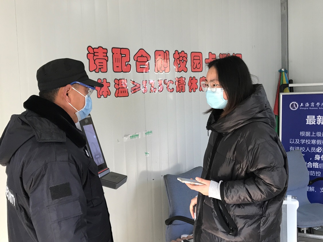 图为学生入校体温测量 图为学生入校体温测量