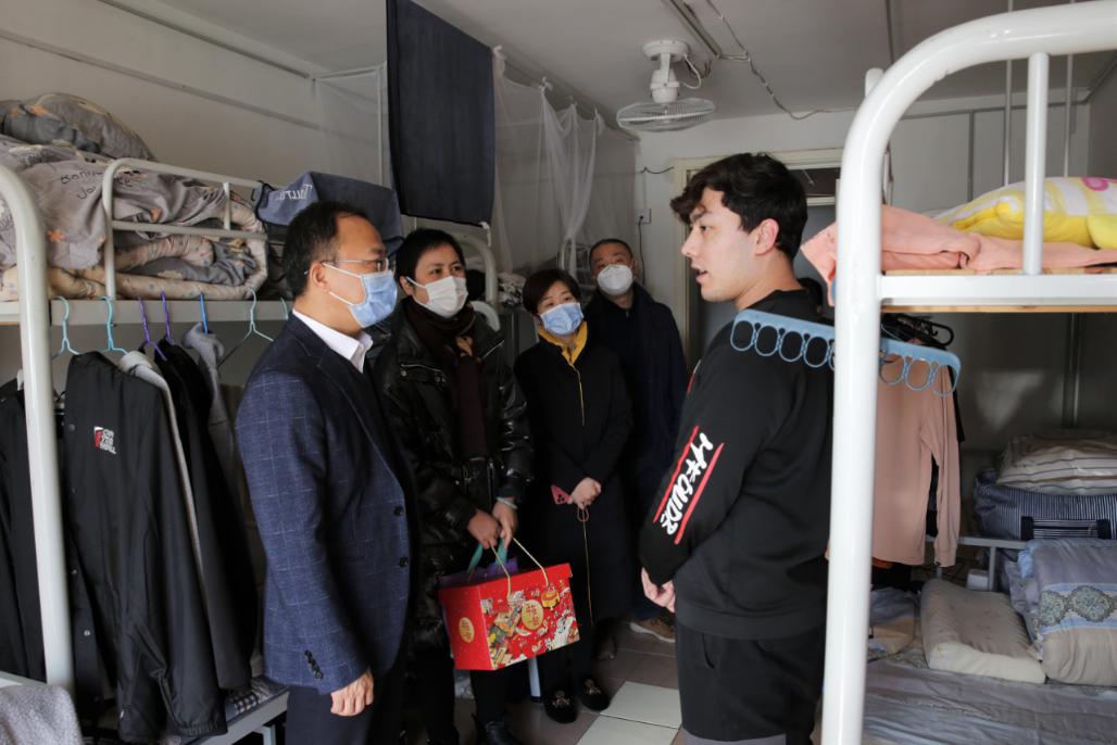 校领导慰问留校学生 校领导慰问留校学生
