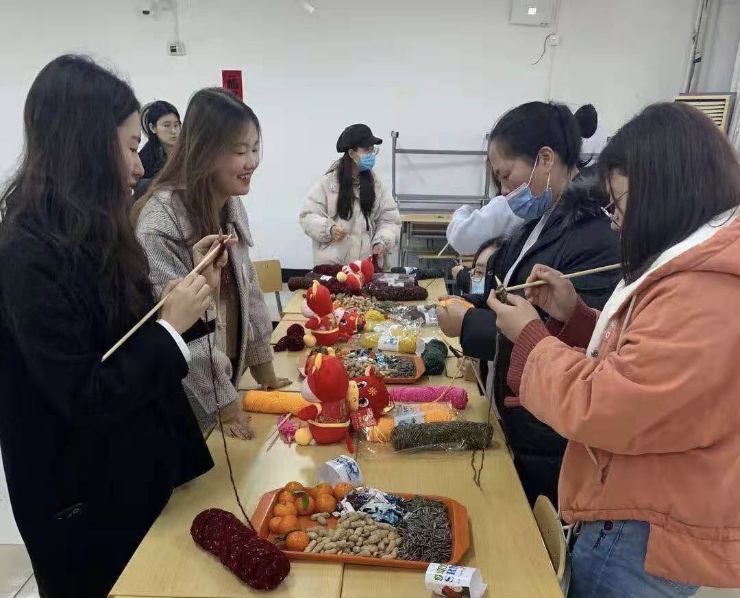 大家聚在一起其乐融融 大家聚在一起其乐融融