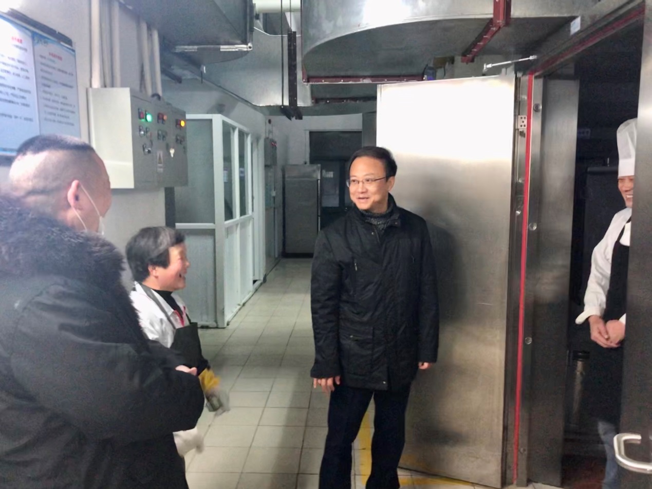 沈大明慰问后勤人员 沈大明慰问后勤人员