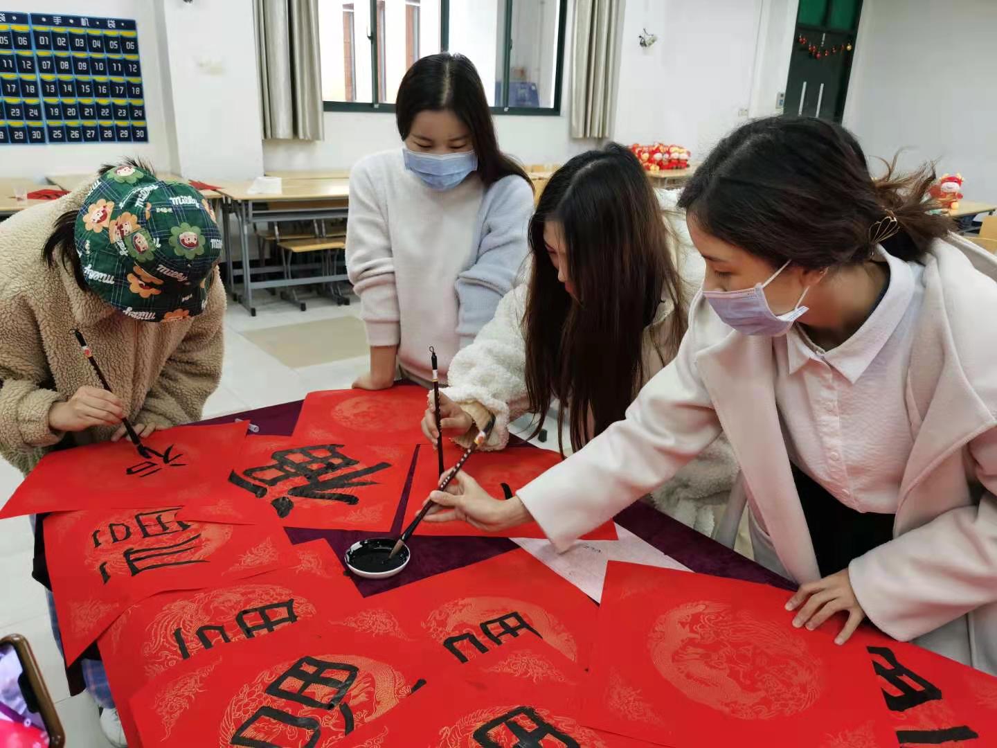 留校学生们挥毫泼墨 留校学生们挥毫泼墨