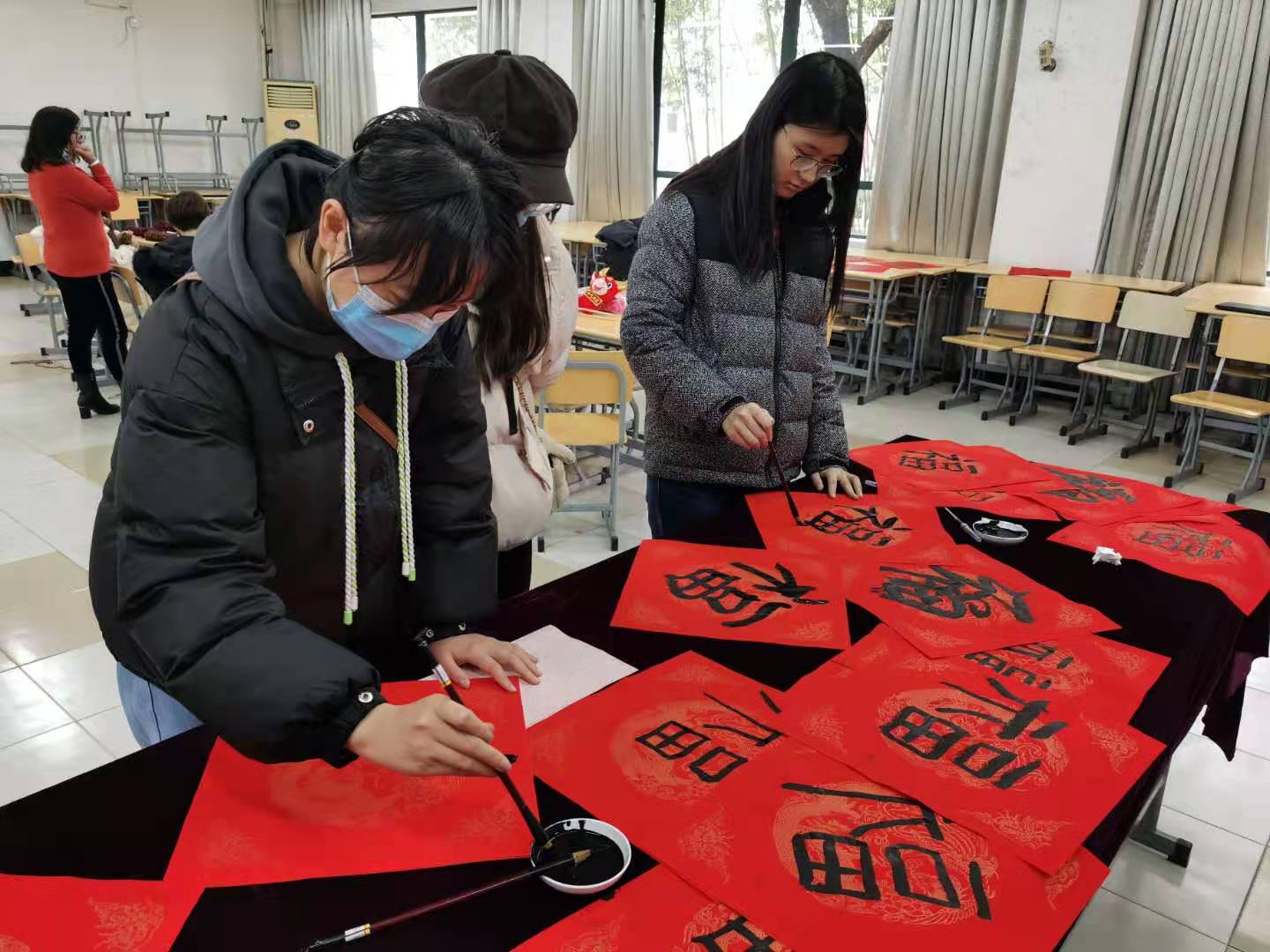 喜气洋洋的福字铺满桌面 喜气洋洋的福字铺满桌面