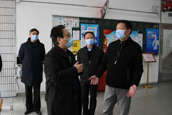 图为检查留校学生宿舍出入管理情况 图为检查留校学生宿舍出入管理情况