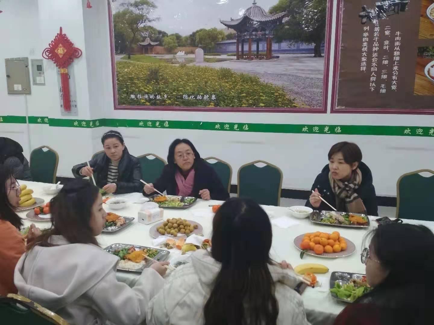 劳晓芸与留校学生共享年夜饭 劳晓芸与留校学生共享年夜饭
