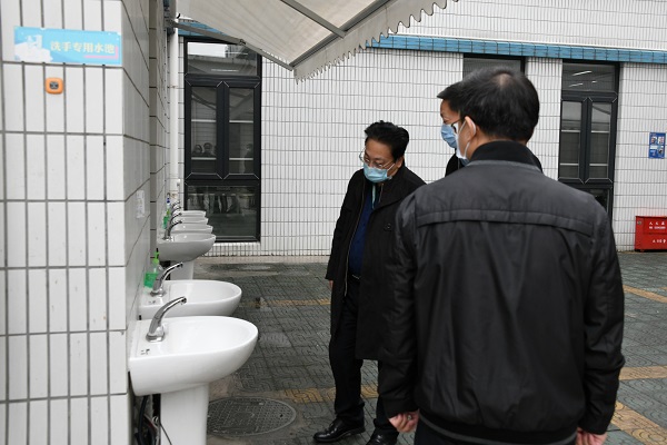 图为检查用餐消杀情况 图为检查用餐消杀情况