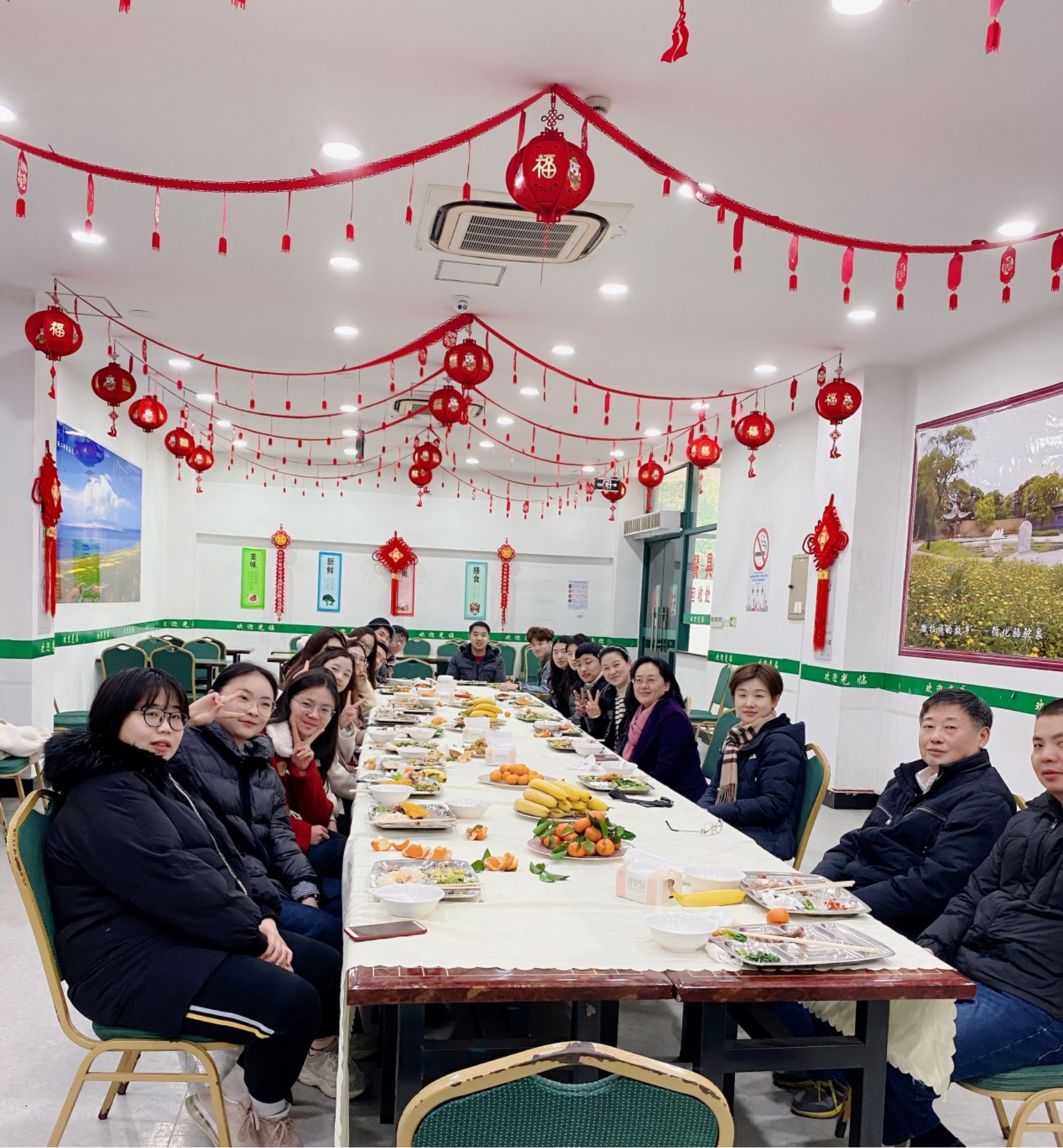 党委副书记劳晓云与留校学生欢聚一堂 党委副书记劳晓云与留校学生欢聚一堂