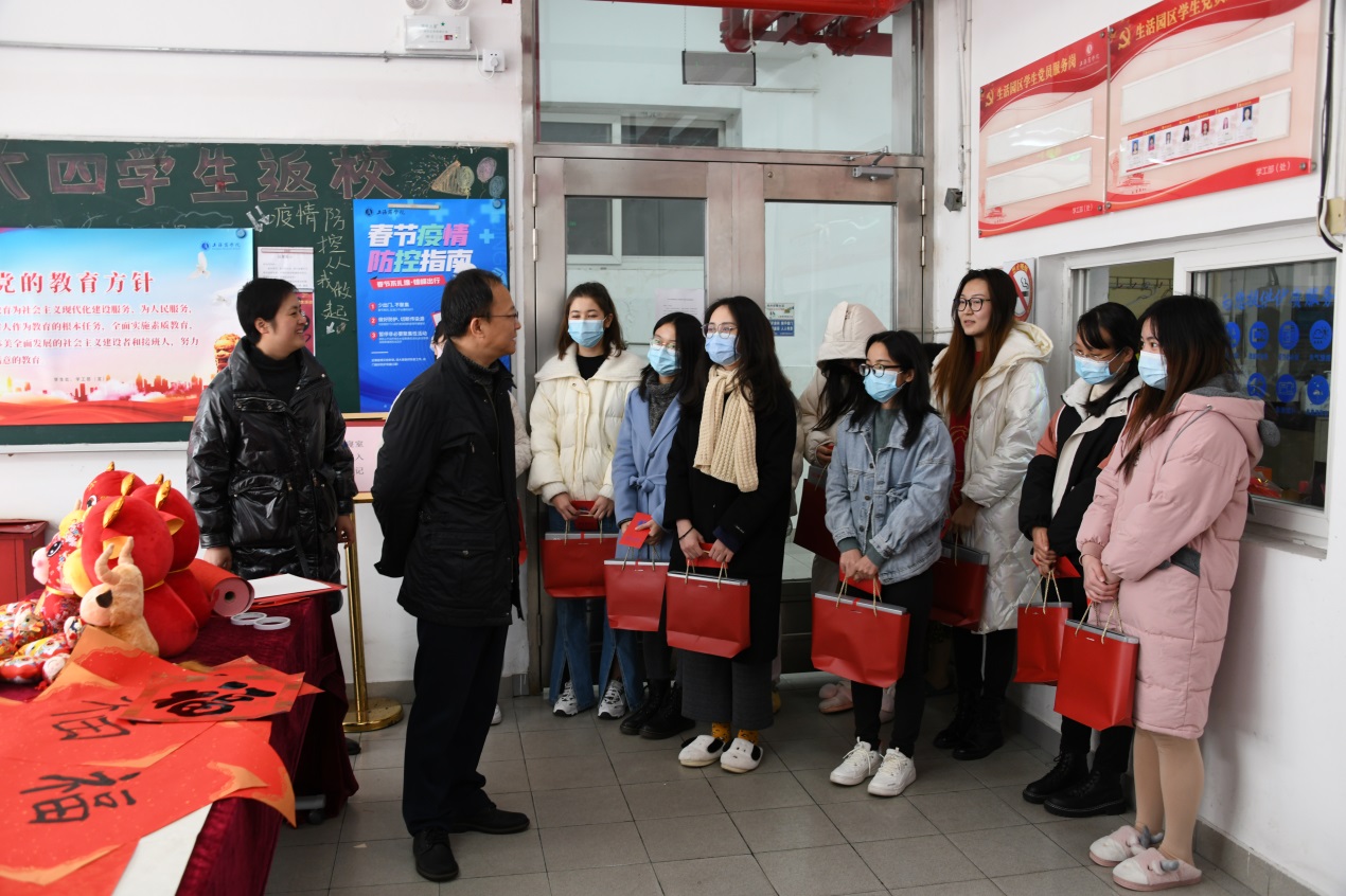 沈大明慰问留校学生 沈大明慰问留校学生