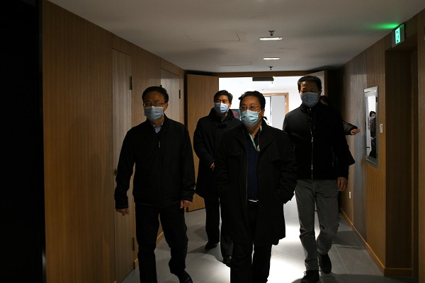 图为检查学生宿舍 图为检查学生宿舍