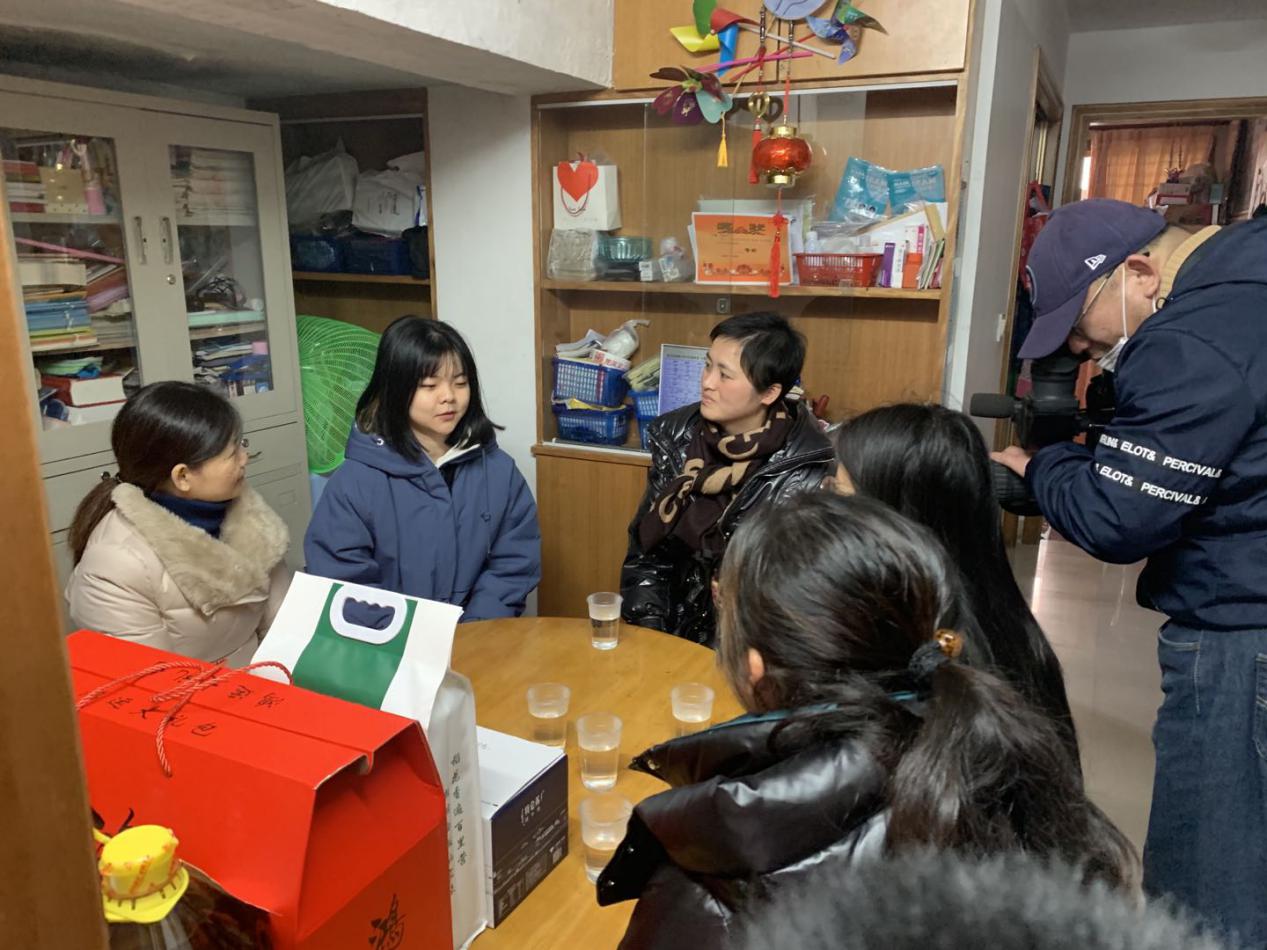 图为走访小组在学生家中“回访” 图为走访小组在学生家中“回访”