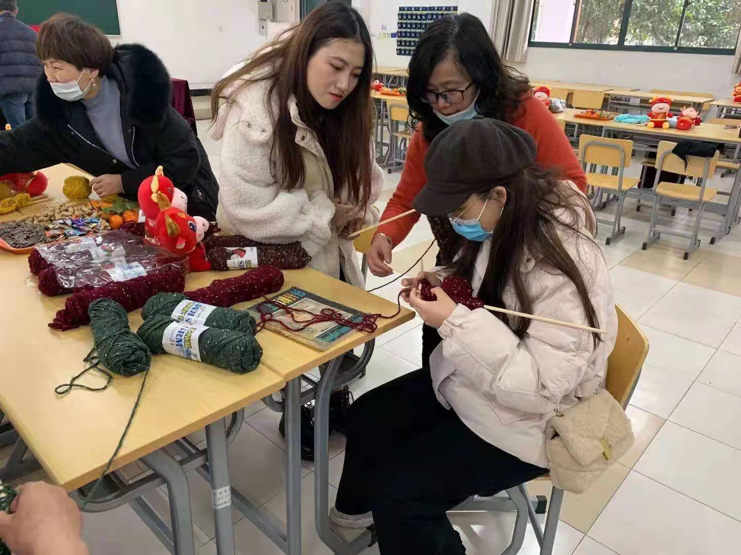 物业阿姨教同学们编织围巾 物业阿姨教同学们编织围巾