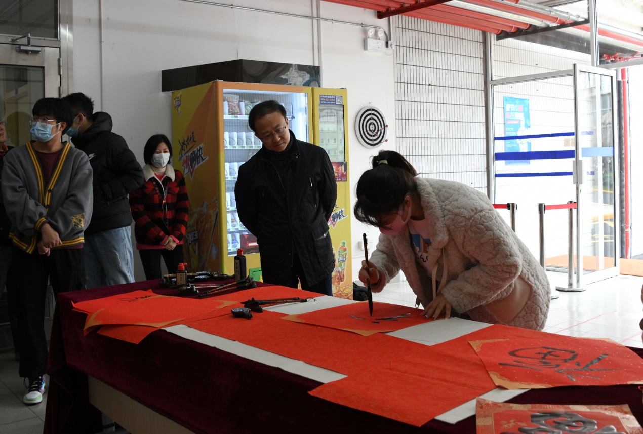 沈大明与留校学生一起写春联贺新春 沈大明与留校学生一起写春联贺新春