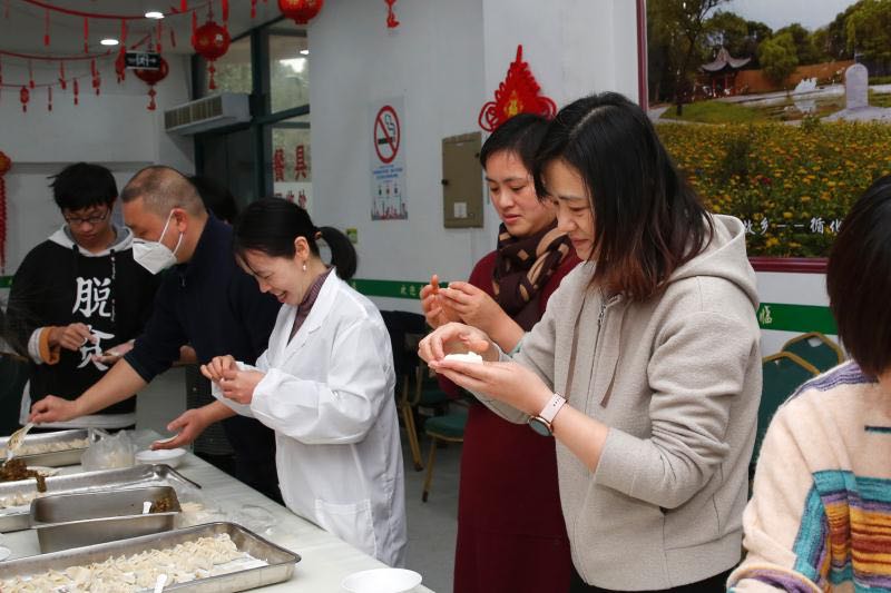图为校党委副书记、副校长翁德玮与师生们一起包饺子 图为校党委副书记、副校长翁德玮与师生们一起包饺子