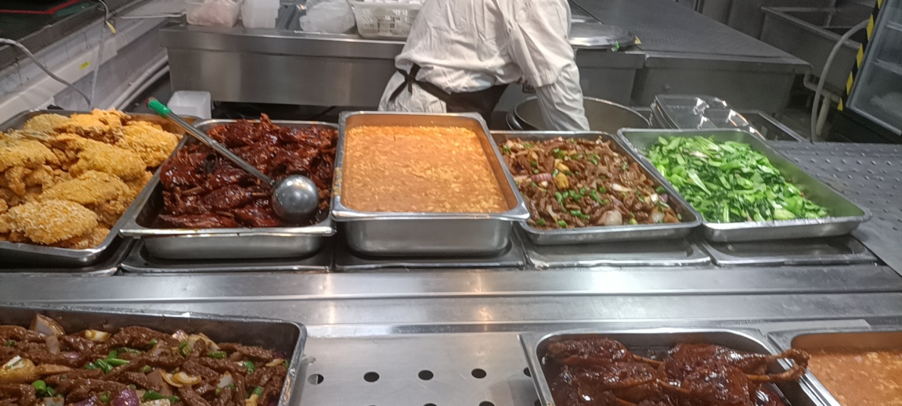 学校食堂用心准备新年套餐 学校食堂用心准备新年套餐