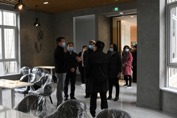 图为检查餐厅情况 图为检查餐厅情况