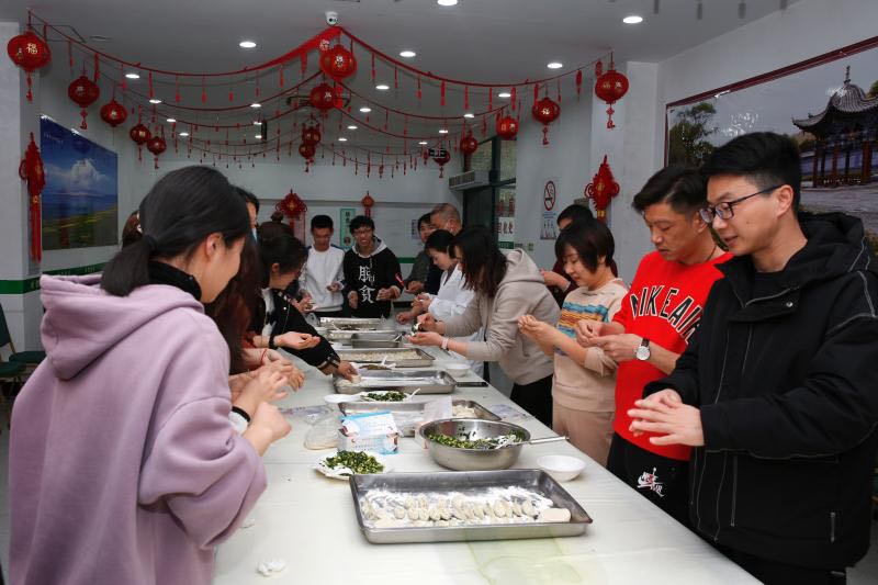 图为留校学生新春茶话会 图为留校学生新春茶话会