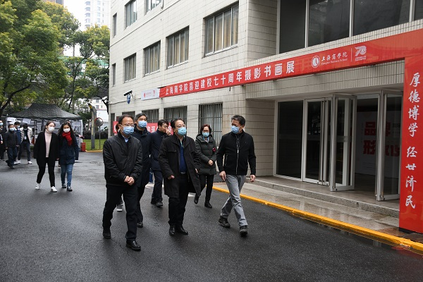 图为检查图为检查校园环境消杀情况 图为检查图为检查校园环境消杀情况