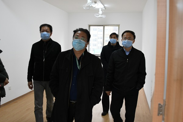 图为检查学生宿舍 图为检查学生宿舍