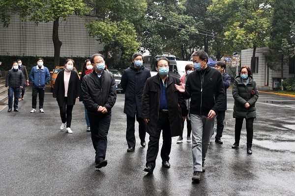 图为检查校园环境消杀情况 图为检查校园环境消杀情况