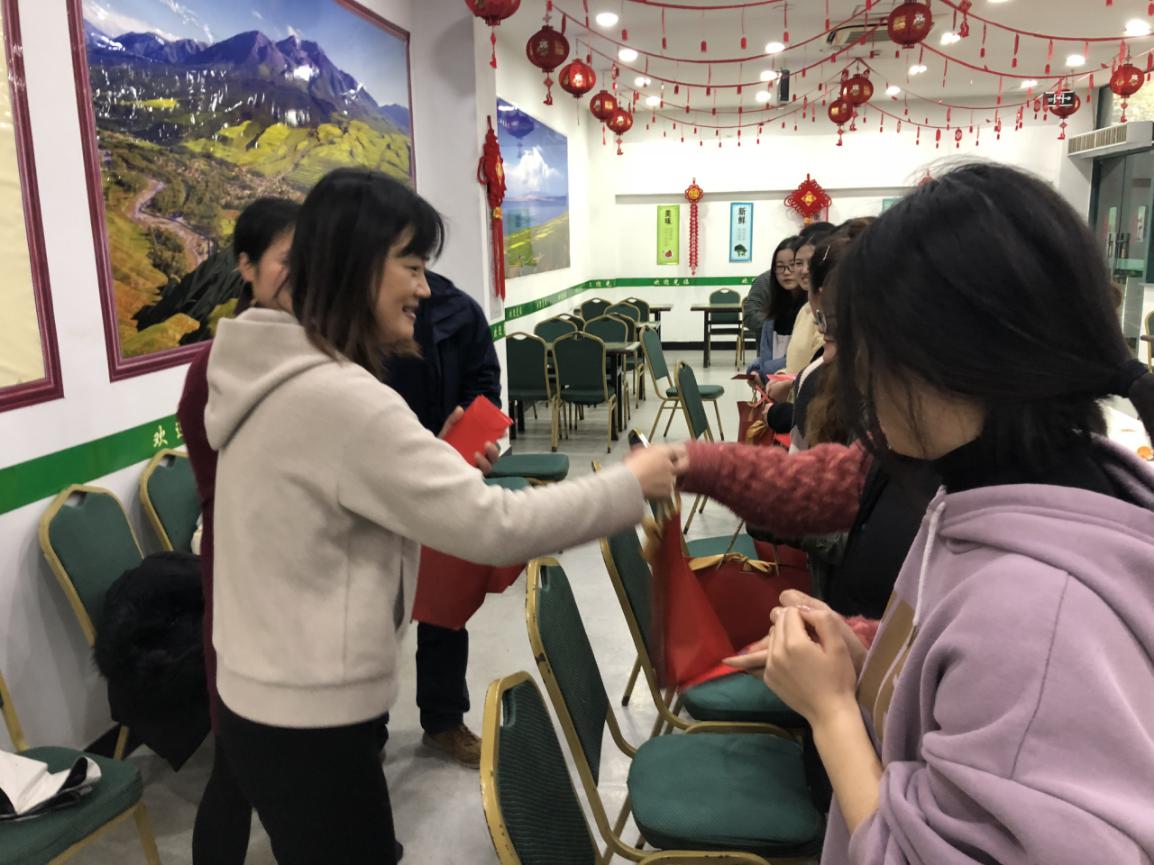图为为学生送上新年红包 图为为学生送上新年红包