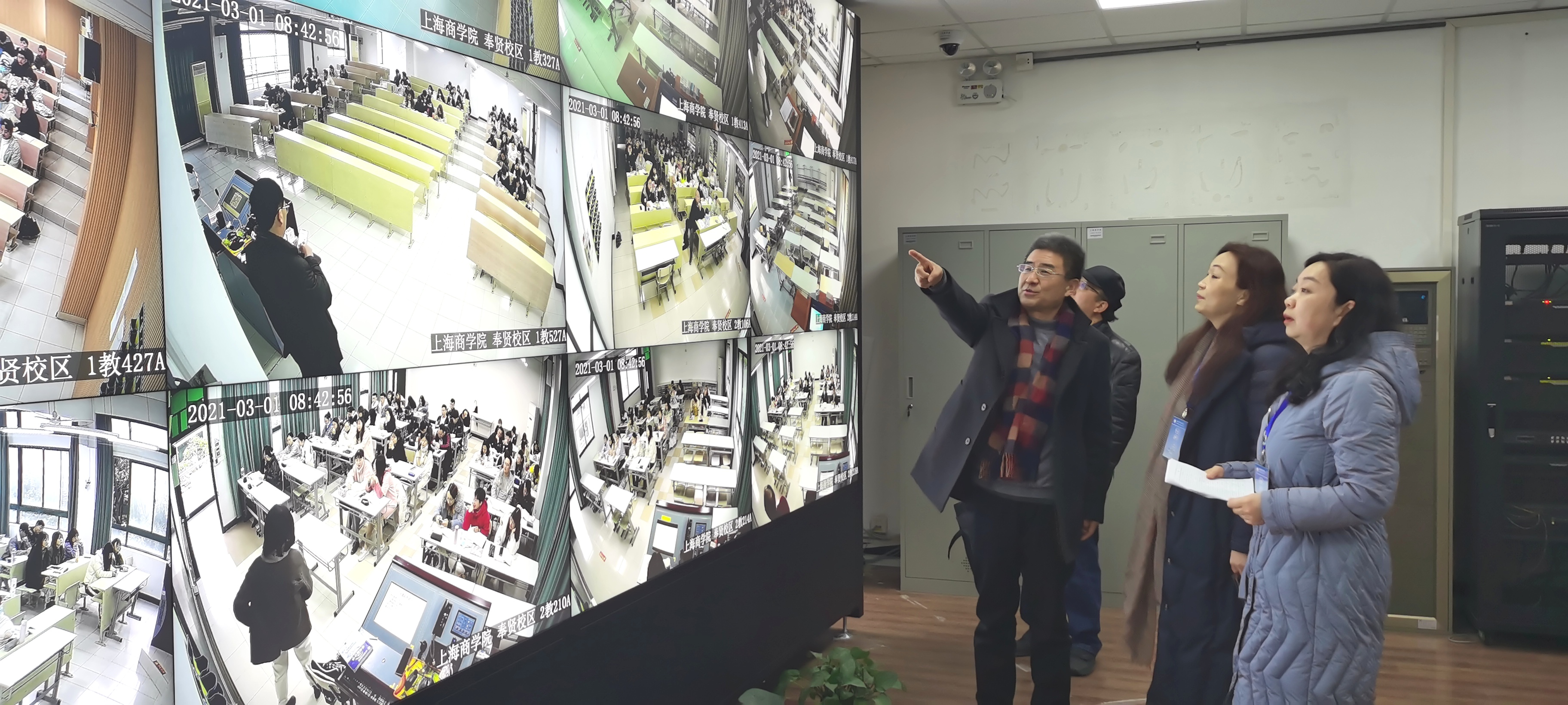图为监控室查看教学情况 图为监控室查看教学情况