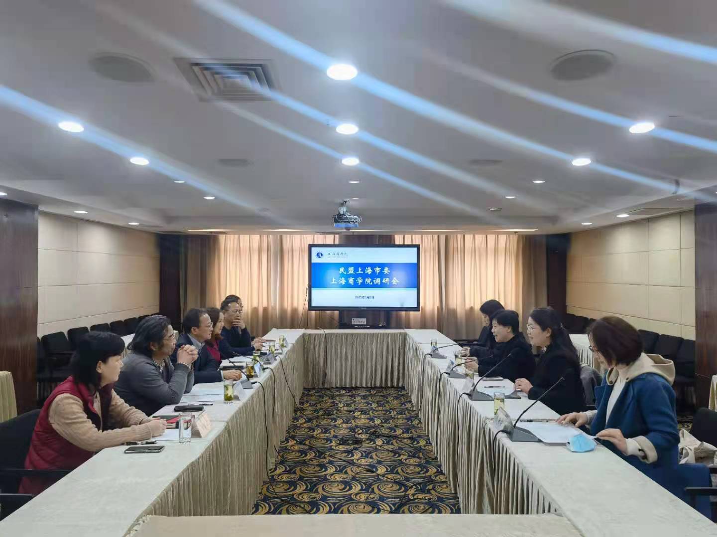 图为调研会现场 图为调研会现场
