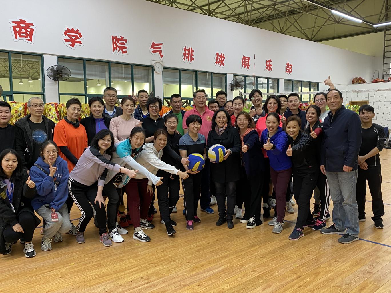 校党委副书记、工会主席劳晓芸看望慰问教职工文体俱乐部 校党委副书记、工会主席劳晓芸看望慰问教职工文体俱乐部