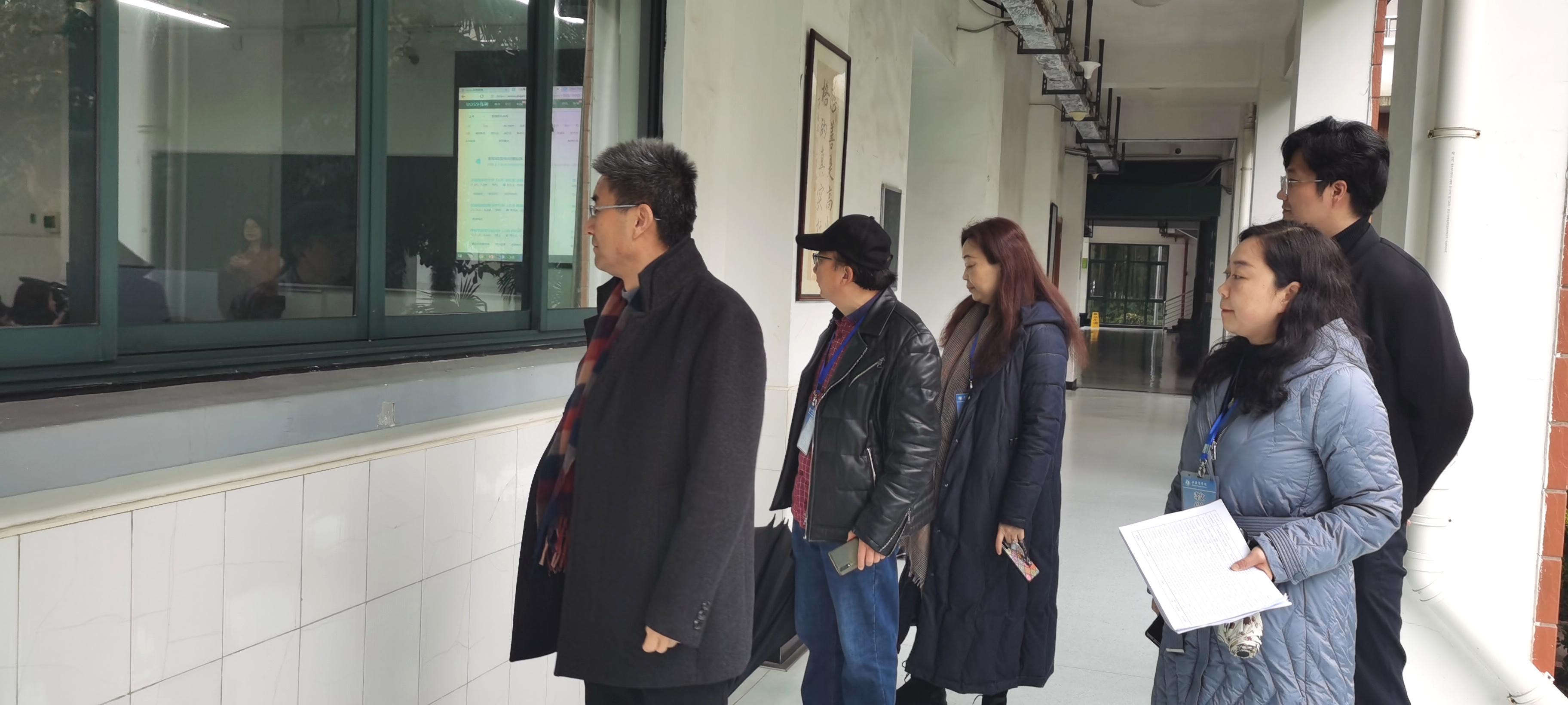 图为陈剑峰等人巡视教学楼 图为陈剑峰等人巡视教学楼