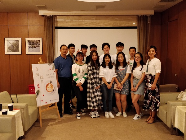 “院长下午茶”活动现场,院长王胜桥与学生交流 “院长下午茶”活动现场,院长王胜桥与学生交流