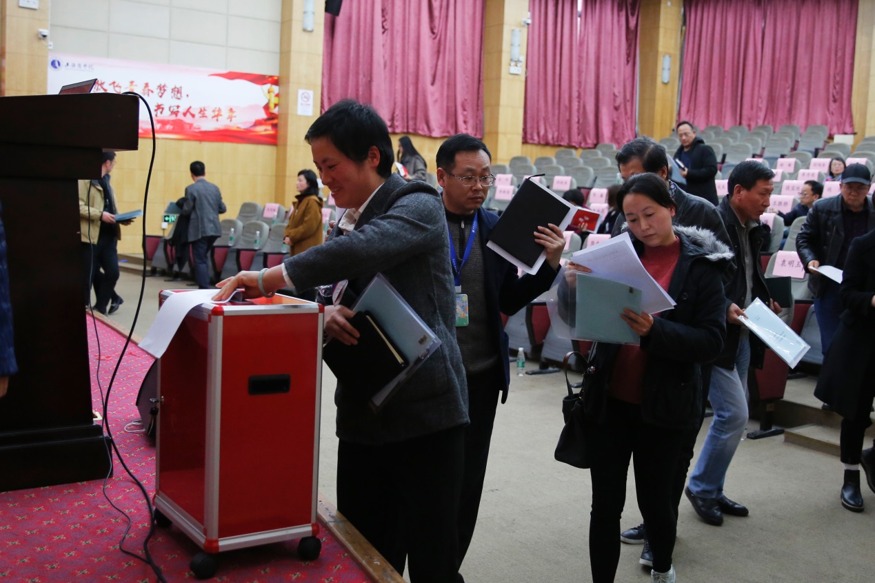 图为与会人员将评议表投入票箱 图为与会人员将评议表投入票箱