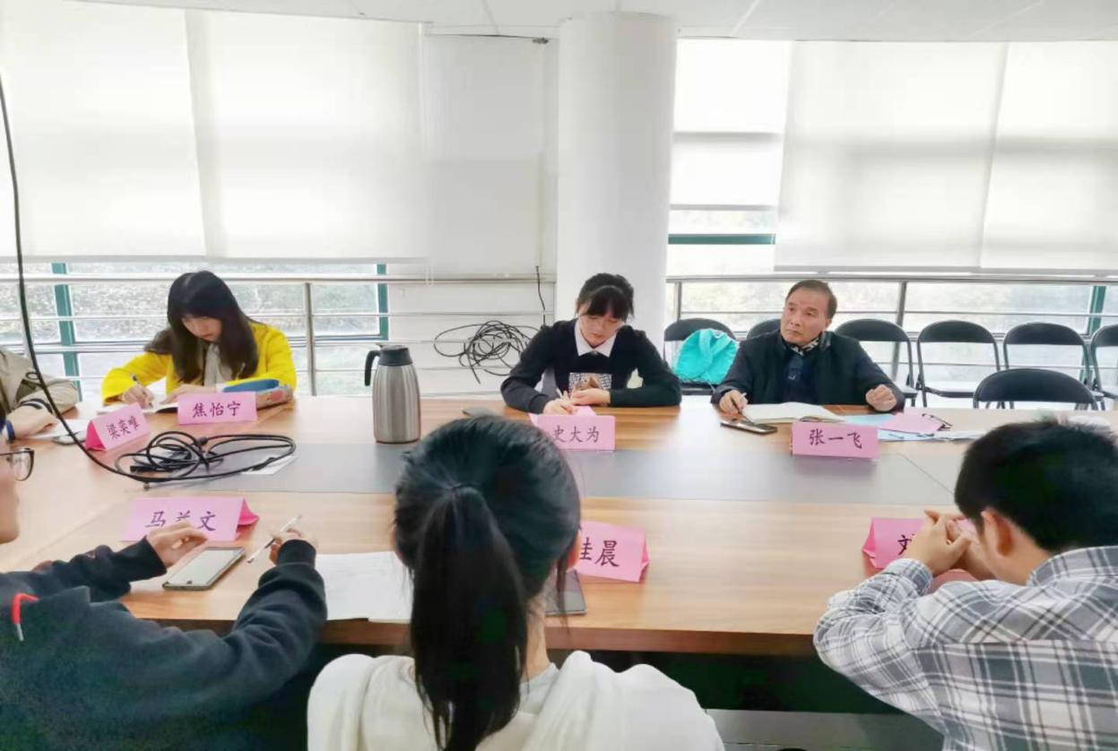 张一飞书记在“书记有约”活动中与学生交流 张一飞书记在“书记有约”活动中与学生交流
