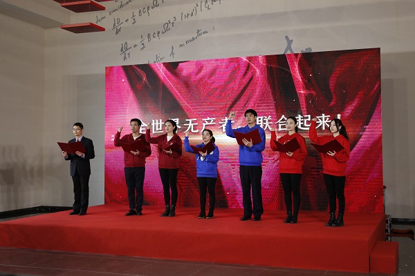图为朗诵《共产党宣言》经典片段 图为朗诵《共产党宣言》经典片段