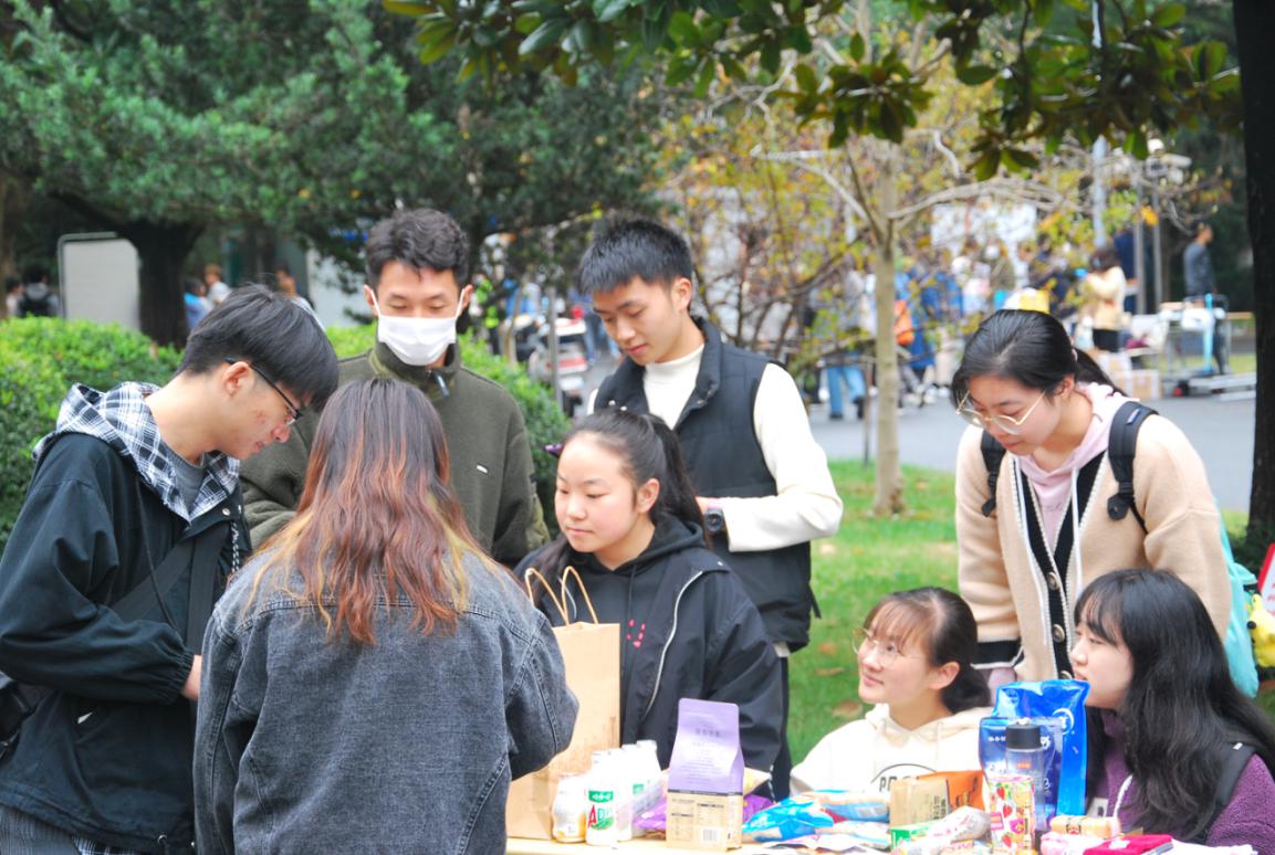 学生进行爱心义卖活动 学生进行爱心义卖活动
