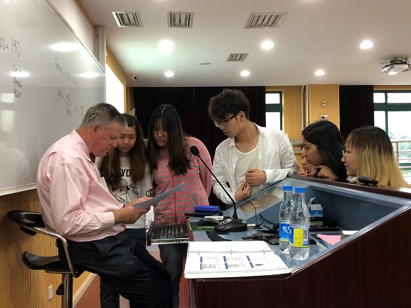 美国西弗吉尼亚大学商学院市场营销系主任、博士生导师Michael Walsh博士来院为学生授课 美国西弗吉尼亚大学商学院市场营销系主任、博士生导师Michael Walsh博士来院为学生授课