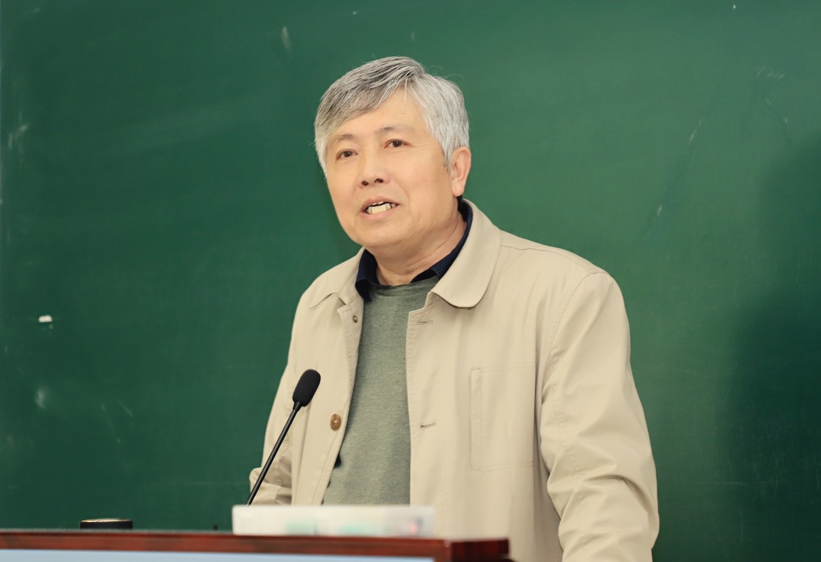 图为吴教授做讲座 图为吴教授做讲座