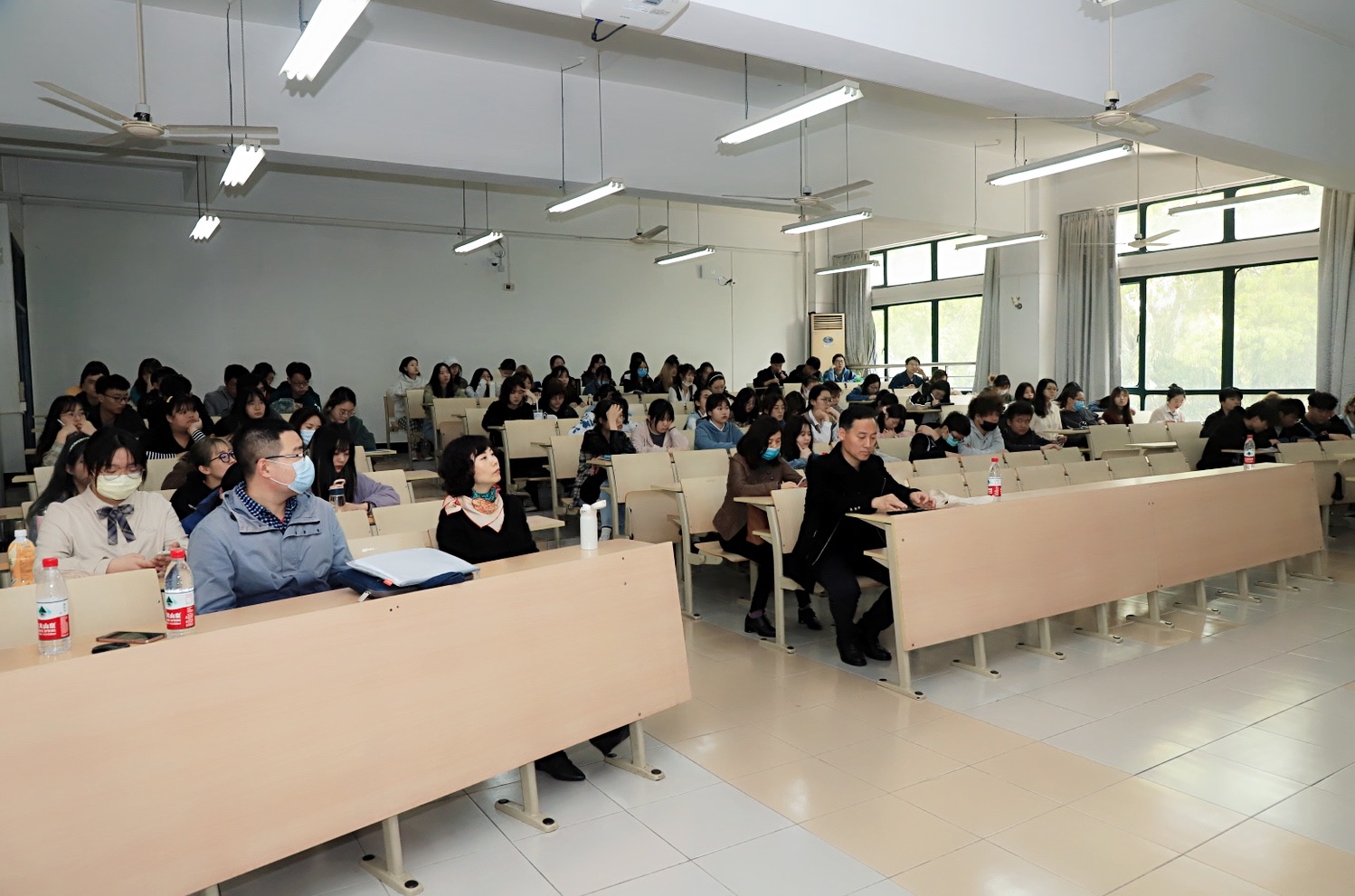 图为讲座现场 图为讲座现场
