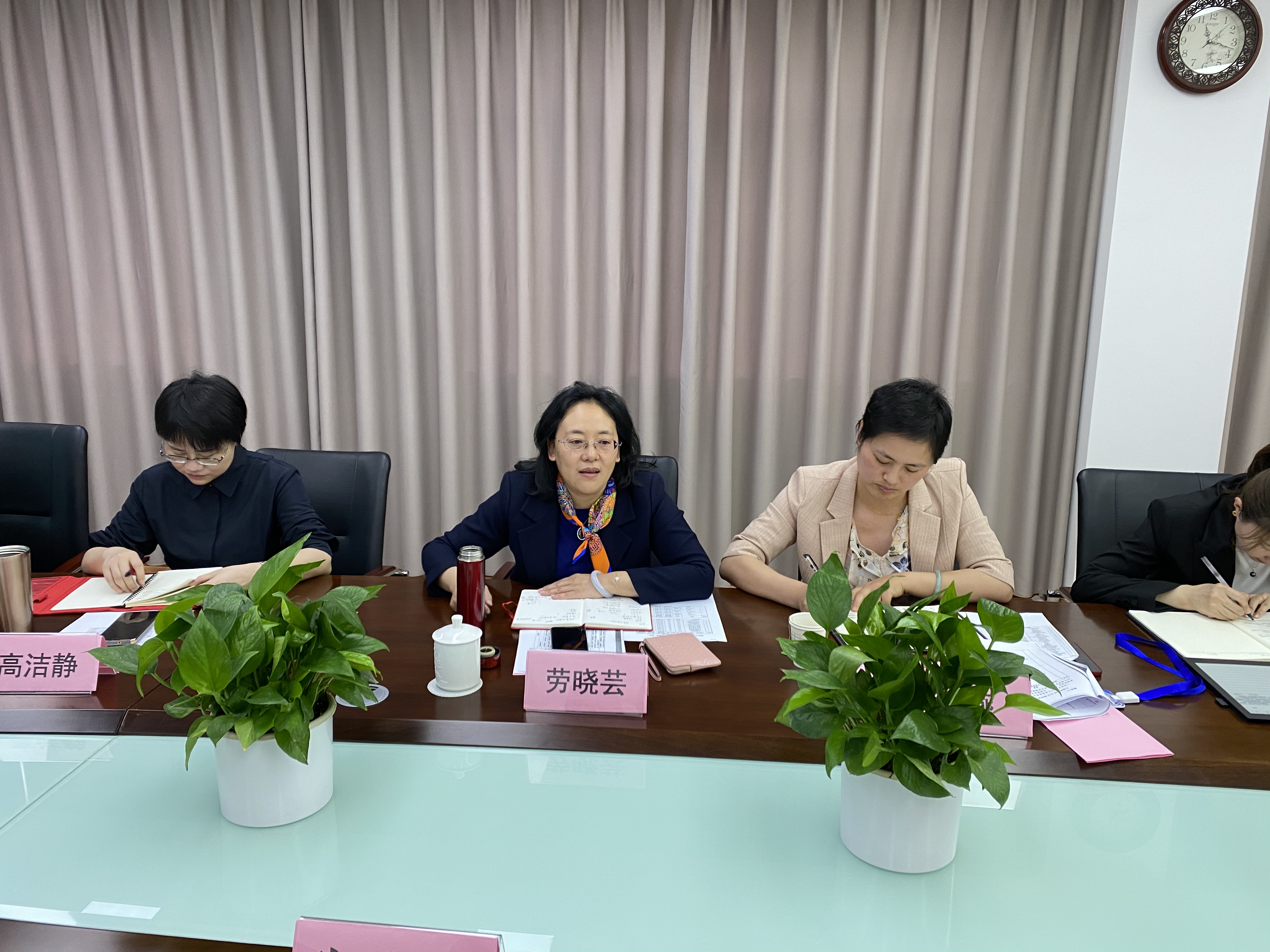 (图为劳晓芸讲话) (图为劳晓芸讲话)