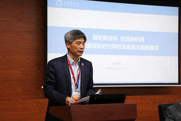 图为唐海燕作学校行政工作报告 图为唐海燕作学校行政工作报告