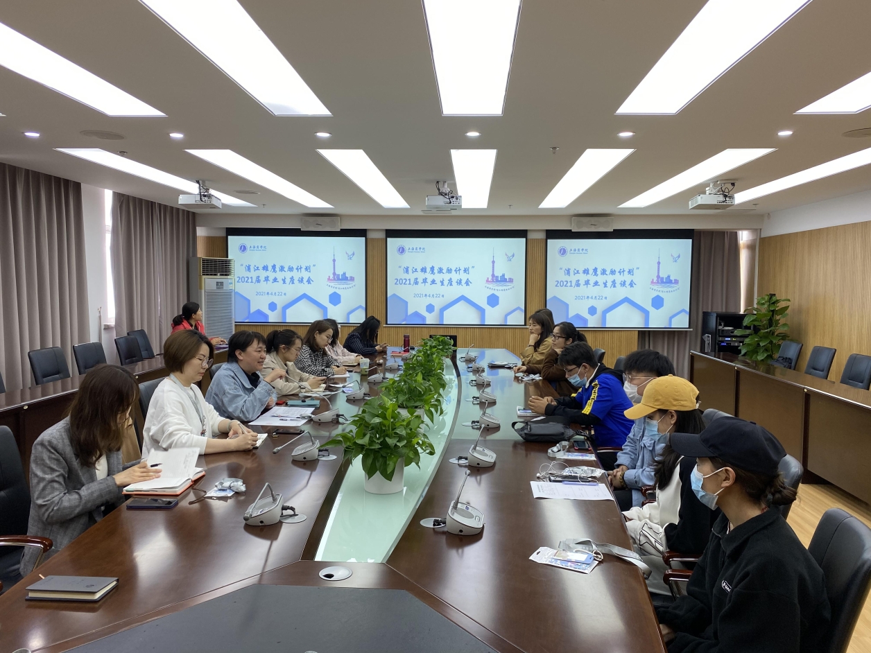图为座谈会现场 图为座谈会现场
